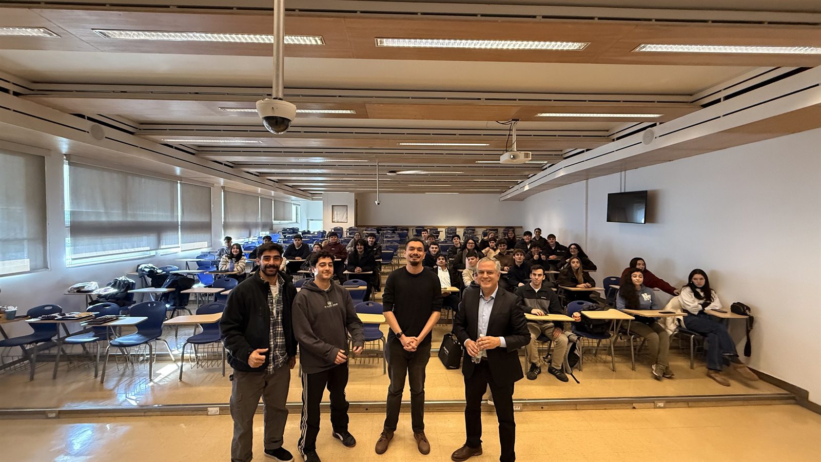 Equipo CEAPS, asistentes y profesor Fernando Alvarado al cierre del conversatorio